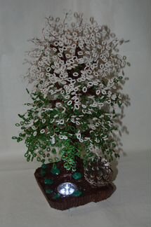 Деревья и цветы из бисера.подарки ручной работы