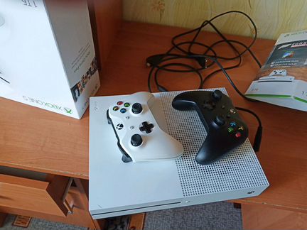Xbox One S 1 TB + 2 геймпада