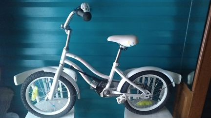 Велосипед детский (б/у, цвет белый, до 6 лет)