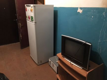 Холодильник, микроволновка, столик, телевизор