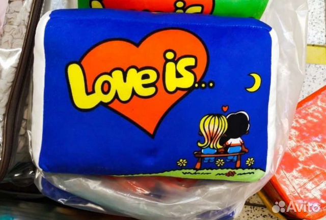 Подушка love is