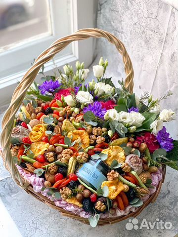 Корзина с цветами и сухофруктами