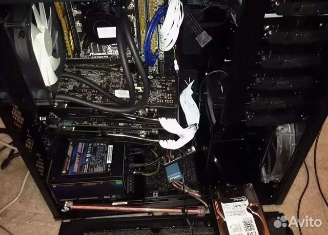 Ужасные компьютеры. Разбитый системник. Сломанный компьютер. Разбитый системный блок. Раздолбанный компьютер.