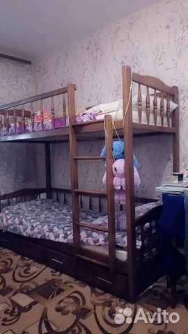 Кровать двухьярусная из дерева с матрасами Кровать двухьярусная из дерева с матрасами