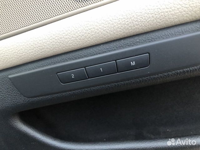 Память сидений бмв. БМВ f10 память сидений. F10 BMW 530 салон климат контроль. БМВ ф10 салон кнопка багажника. BMW x1 память сидений.
