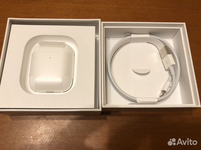 Наушники AirPods с беспроводным зарядным футляром Наушники AirPods с беспроводным зарядным футляром