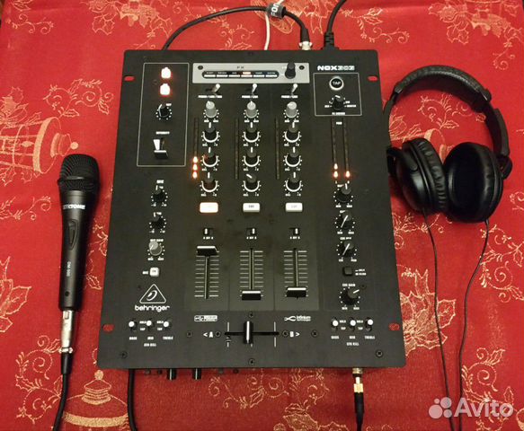 Диджей DJ, звукооператор с оборудованием Диджей DJ, звукооператор с оборудованием
