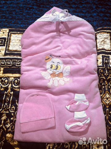 Конверт Новый с пинетками и шапочкой Конверт Новый с пинетками и шапочкой