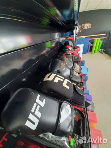 Боксерские перчатки, лапы, шлем, боксерские мешки