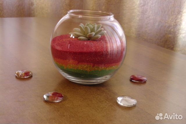 Композиция в вазе-шаре с цветным песком