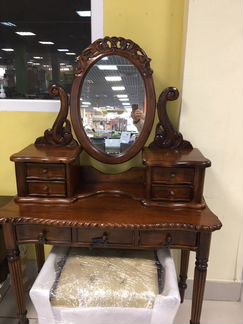 Туалетный столик резной. Массив