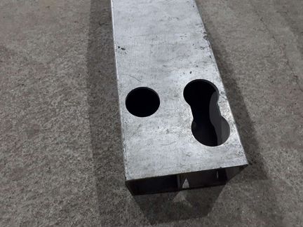 Передний усилитель бампера Ниссан Максима 33