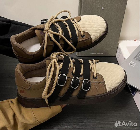 Кроссовки женские