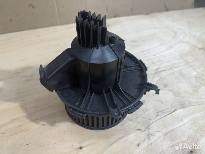 Мотор отопителя Opel Zafira B