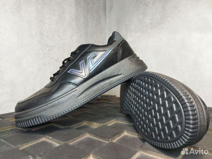 Кроссовки черные