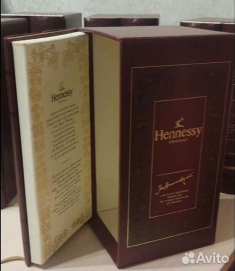 Пустые коробки от Hennessy Library