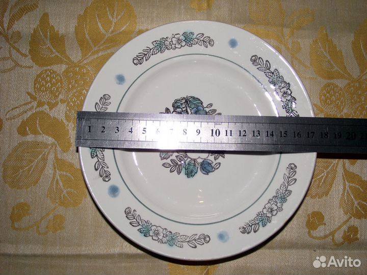 4 Фаянсовых больших, глубоких и 9 мелких тарелок