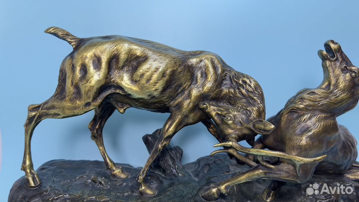 Скульптурная композиция Схватка двух оленей