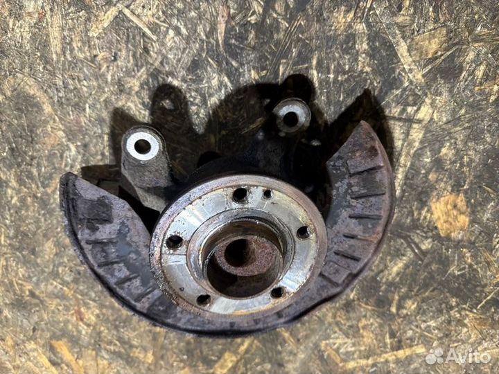 Кулак поворотный передний правый Mercedes Vito 639