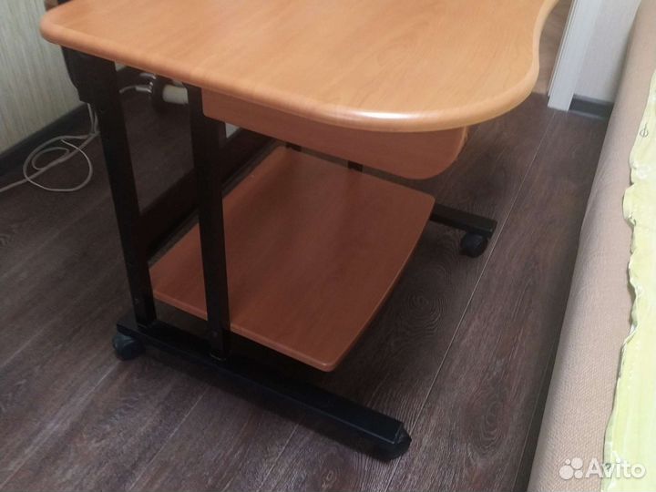 Компьютерный стол из дерева