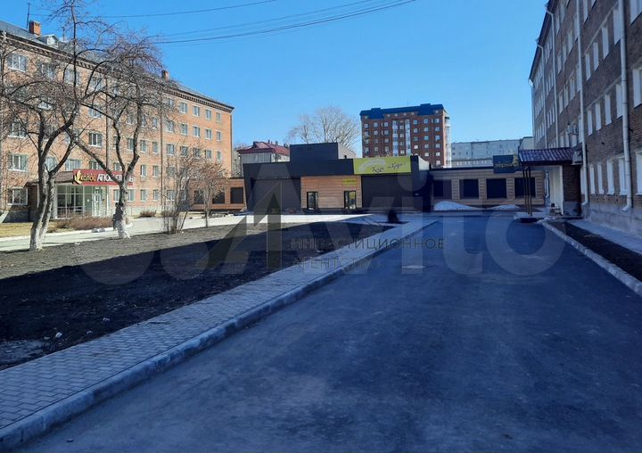 Здание в центре с участком