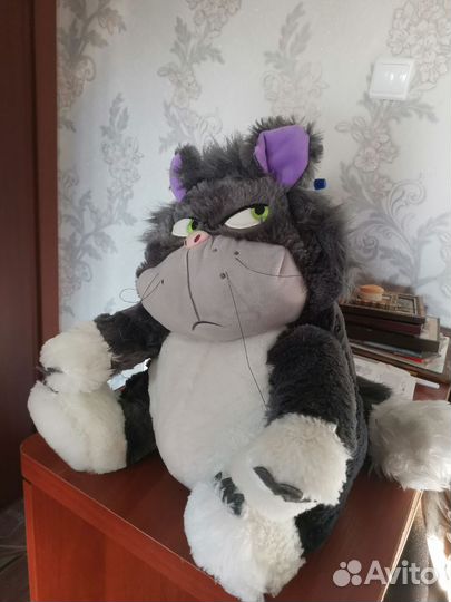 Большая мягкая игрушка, недовольный кот