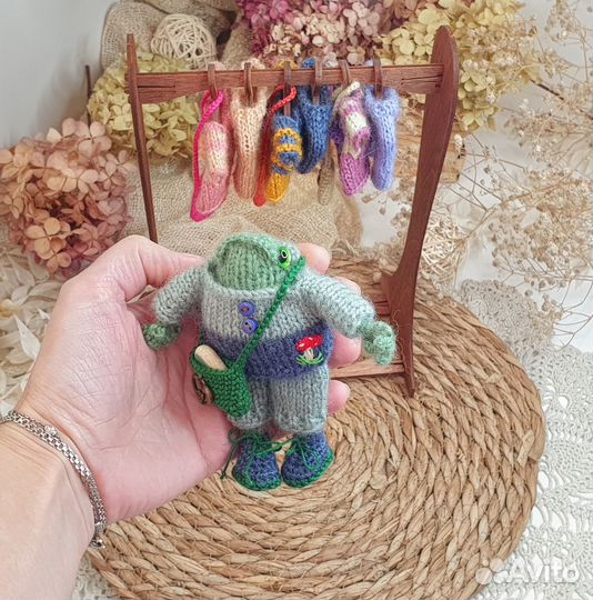 Вязаная Лягушка в голубом костюме и ботиночках