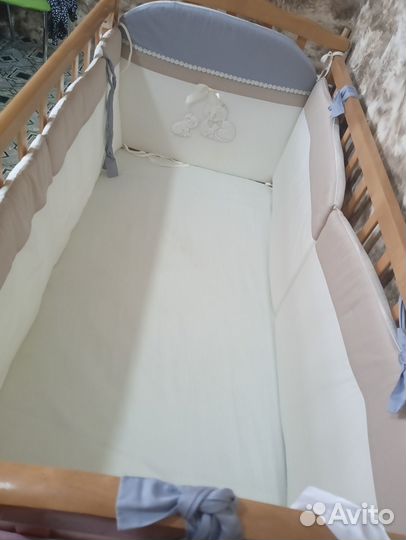 Детская кроватка с маятником