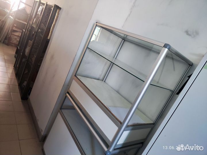 Стол кассовой зоны и витрины стеллажи