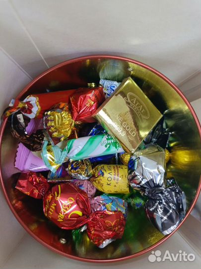 Шоколадные конфеты в сувенирном самоваре