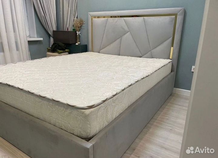 Кровать с мягким изголовьем