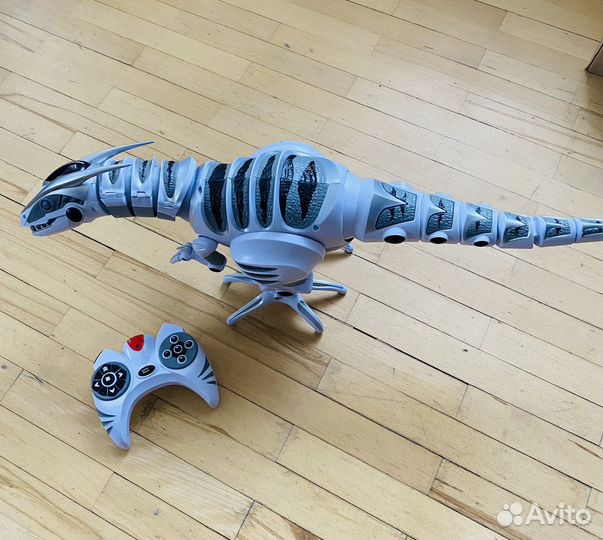 Динозавр с пультом управления