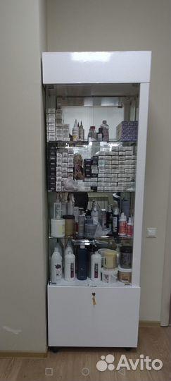 Шкаф со стеклянной витриной