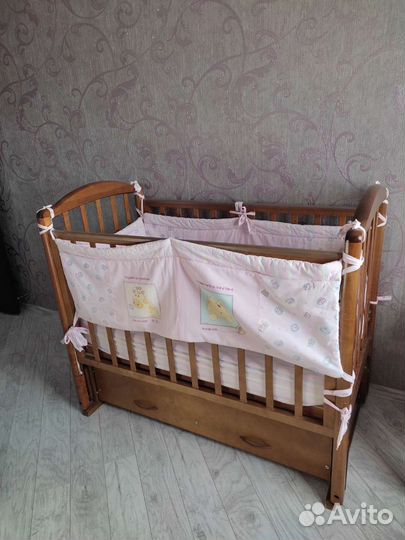 Детская кроватка с маятником