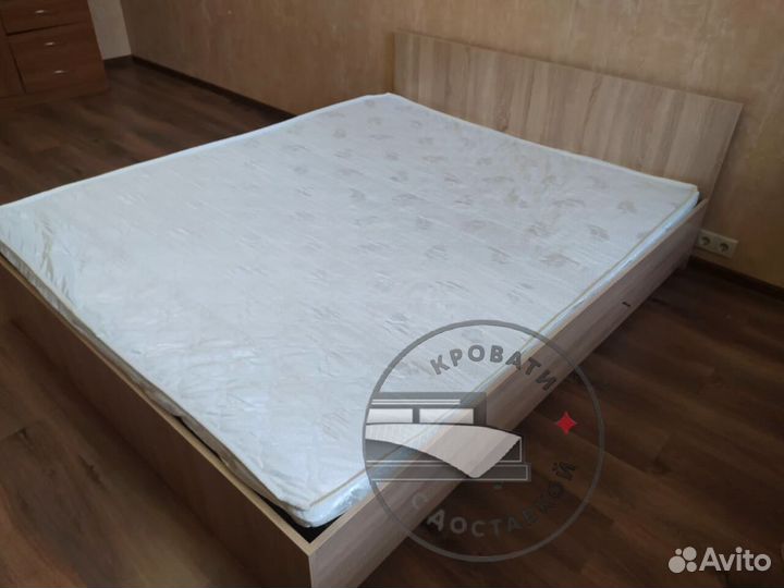 Кровать с матрасом