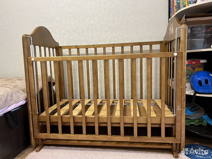 Детская кроватка с маятником и ящиком