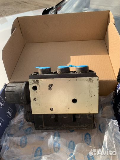 Блок управления пневмоподвеской Вольво fh12