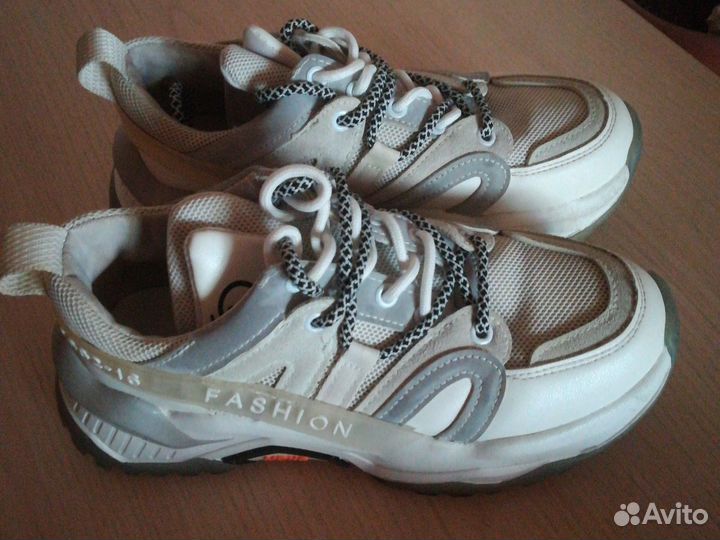 Кроссовки женские