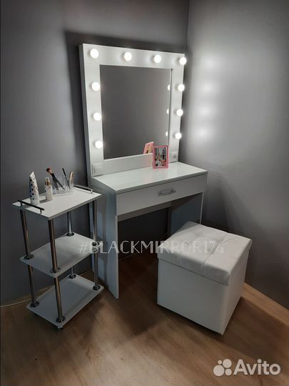 Белый гримерный столик с диодными лампочками