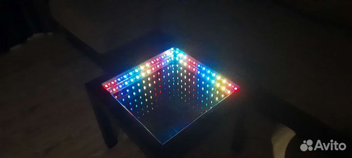 Умный стол с эффектом бесконечности