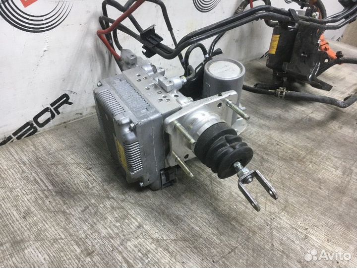 Главный тормозной цилиндр Toyota Prius III (2009—2011)