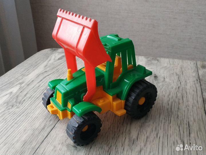 Игрушка трактор