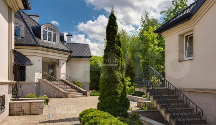 Дом 1100 м² на участке 15 сот.