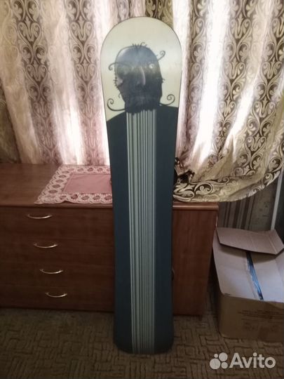 Сноуборд с креплениями и горнолыжными очками