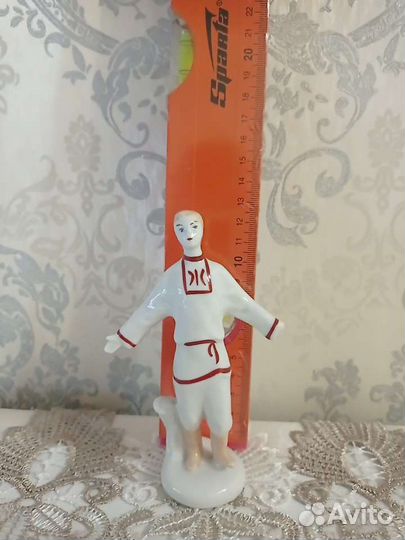 Статуэтка фарфор