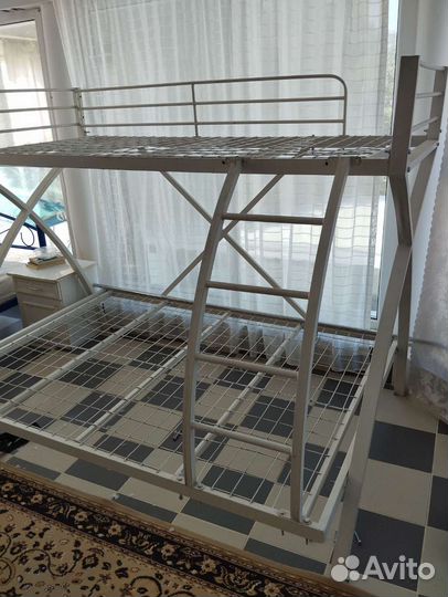 Двухъярусная кровать металлическая