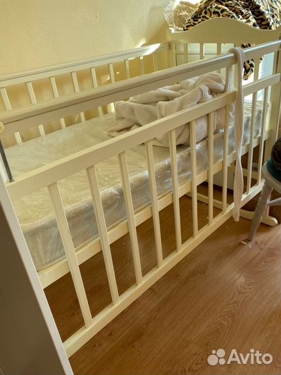 Детская кроватка с поперечным маятником