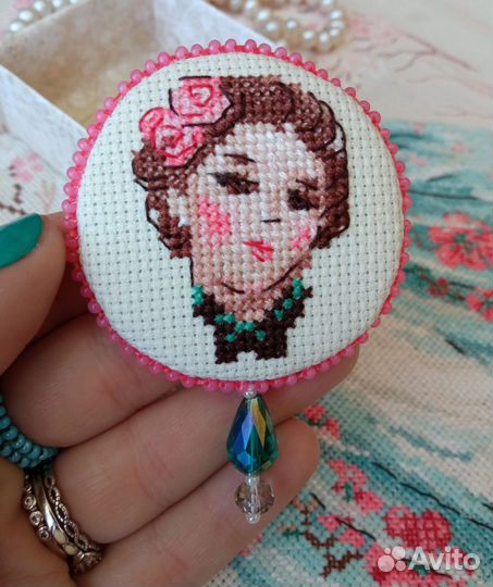 Брошь в винтажном стиле Леди