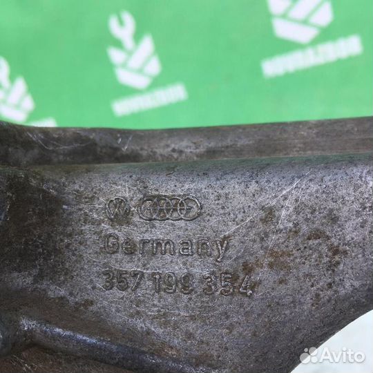 Кронштейн двигателя правый Фольксваген Пассат Б3