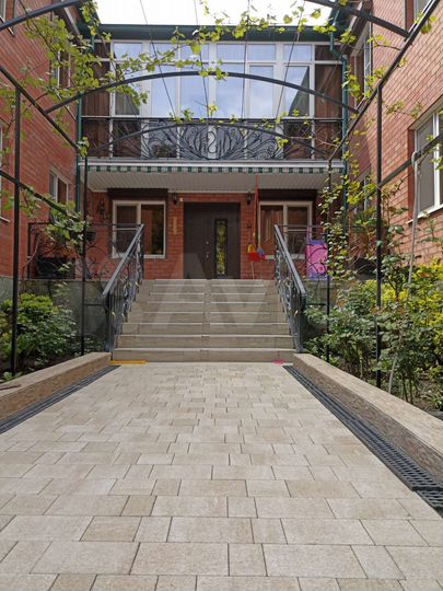 Комната 45 м² в 5-к., 1/2 эт.